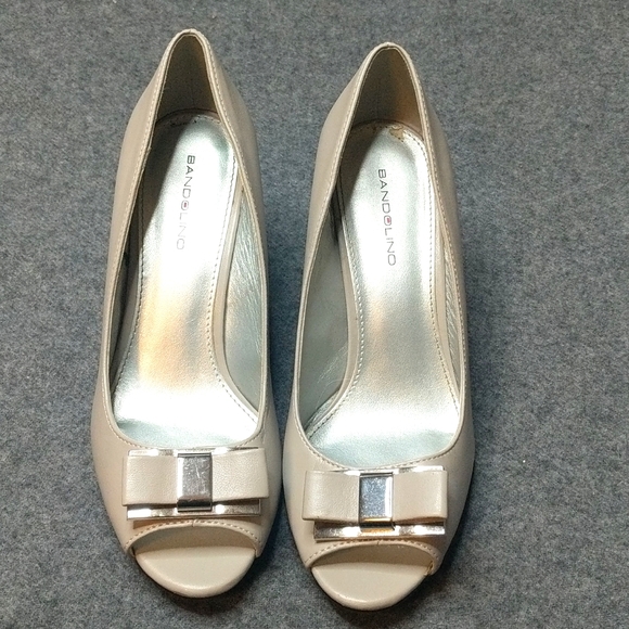 Bandolino Shoes - Bandolino peep-toe bow wedge